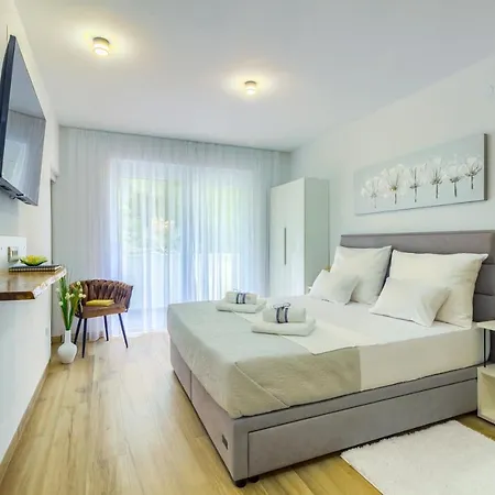 White Luxury Apartment Bibinje