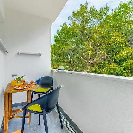 White Luxury Apartment Bibinje