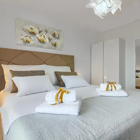 White Luxury Apartment *