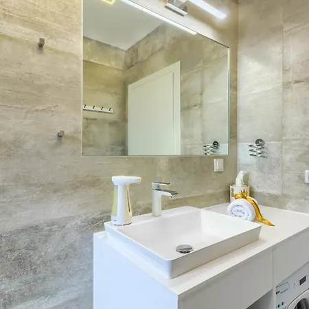 White Luxury بيبينيا