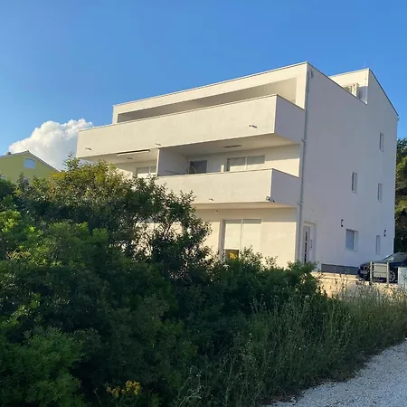 White Luxury بيبينيا